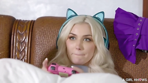 Sheaky asian girl gets her tight pussy fucked