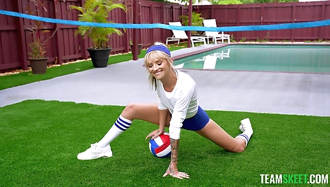 Mas examinoking hot and taking on a fat dick