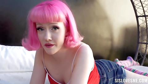 Slim blonde gets wet in her pussy and feet