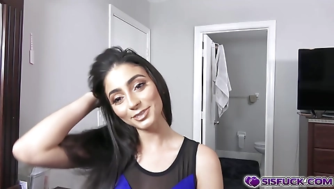 Hotie babe masturbates with her pussy